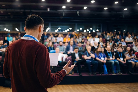 zdjęcie wyróżniające Jakich udogodnień należy szukać w salach konferencyjnych?