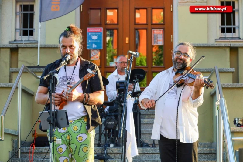 Muzyczny Letni Teatr na Schodach raciborskiej biblioteki