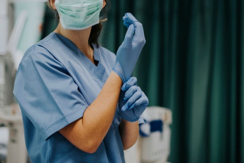 Listopad przyniósł mniej ofert pracy, choć widać pierwsze sygnały stabilizacji