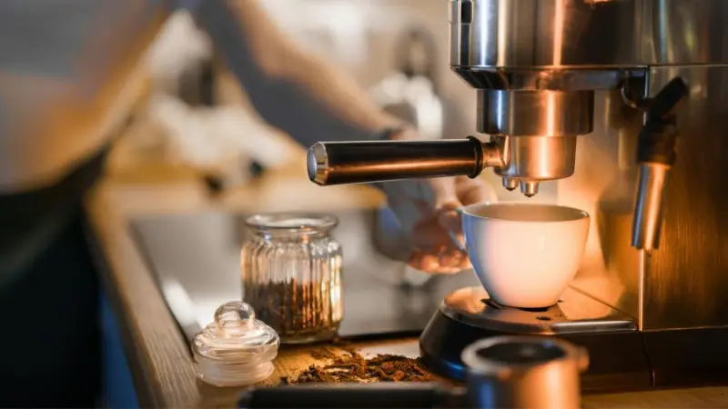 Kawa na eventy – barista vs automatyczny ekspres cateringowy